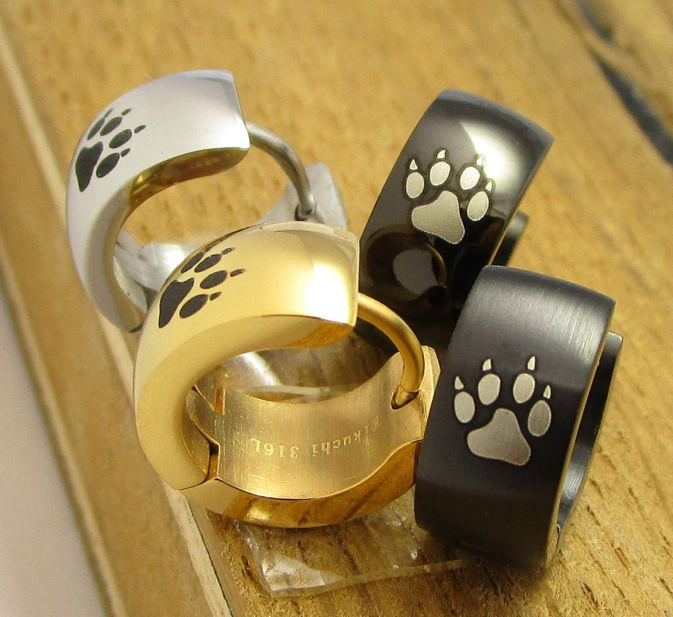 Herren Damen Ohrringe Edelstahl Creolen Schwarz Silber Matt Gold glänzend Wolf Pfotenabdrücke ER15103